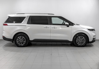 Подержанный автомобиль Kia Carnival 2021 года (4 фото)
