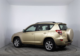 Подержанный автомобиль Toyota RAV4 2010 года (7 фото)