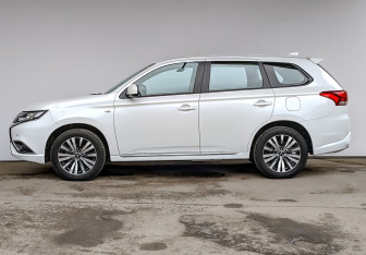 Подержанный автомобиль Mitsubishi Outlander 2022 года (8 фото)