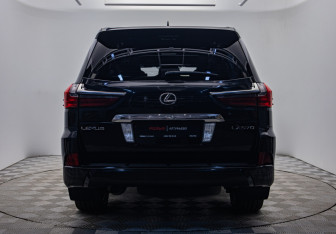 Подержанный автомобиль Lexus LX 2017 года (4 фото)
