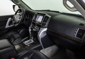 Подержанный автомобиль Toyota Land Cruiser Suv 2013 года (9 фото)