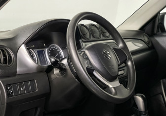 Подержанный автомобиль Suzuki Vitara 2017 года (13 фото)