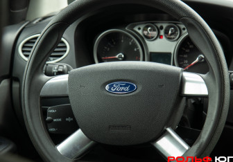 Подержанный автомобиль Ford Focus Sedan 2010 года (13 фото)
