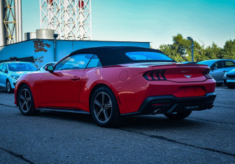 Подержанный автомобиль Ford Mustang Convertible 2024 года (6 фото)