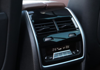 Подержанный автомобиль BMW X7 2020 года (30 фото)