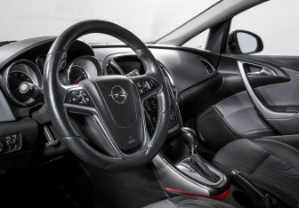 Подержанный автомобиль Opel Astra Wagon 2014 года (14 фото)