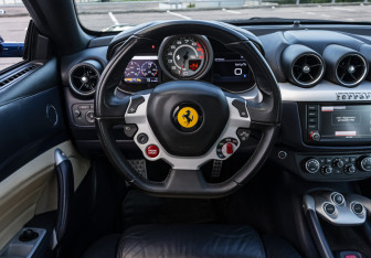 Подержанный автомобиль Ferrari FF 2015 года (16 фото)