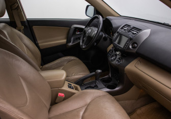 Подержанный автомобиль Toyota RAV4 2011 года (9 фото)
