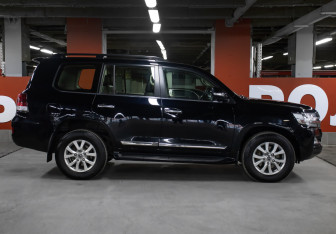 Подержанный автомобиль Toyota Land Cruiser Suv 2015 года (4 фото)