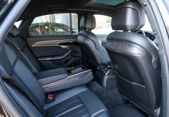 Подержанный автомобиль Audi A8 2022 года (12 фото)