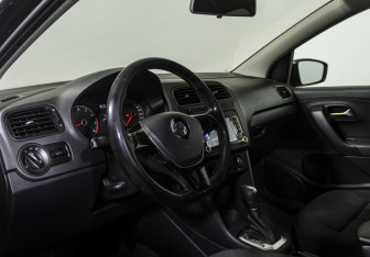 Подержанный автомобиль Volkswagen Polo Sedan 2015 года (10 фото)