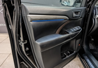 Подержанный автомобиль Toyota Highlander 2018 года (19 фото)