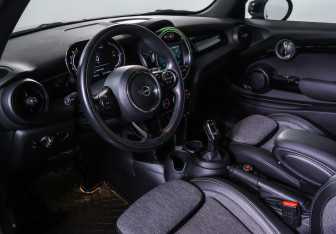 Подержанный автомобиль MINI Hatch 2020 года (15 фото)