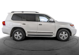 Подержанный автомобиль Toyota Land Cruiser Suv 2014 года (4 фото)