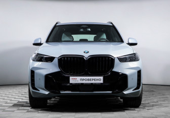 Подержанный автомобиль BMW X5 2025 года (2 фото)