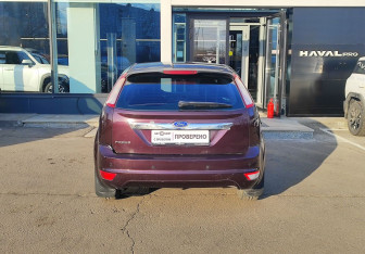 Подержанный автомобиль Ford Focus Hatchback 2010 года (6 фото)