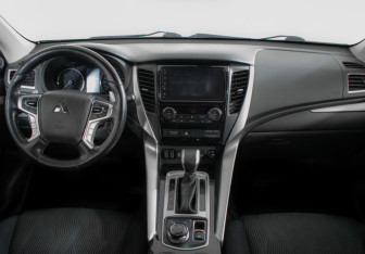 Подержанный автомобиль Mitsubishi Pajero Sport 2017 года (11 фото)