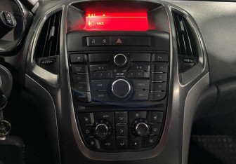 Подержанный автомобиль Opel Astra Hatchback 2011 года (13 фото)