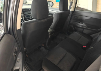 Подержанный автомобиль Mitsubishi Outlander 2013 года (14 фото)