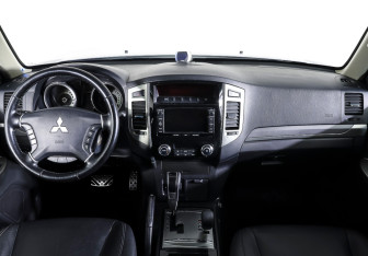 Подержанный автомобиль Mitsubishi Pajero 2015 года (13 фото)