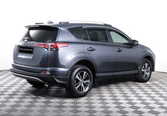 Подержанный автомобиль Toyota RAV4 2015 года (5 фото)