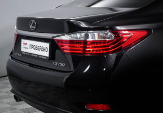 Подержанный автомобиль Lexus ES 2013 года (16 фото)