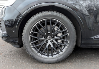 Подержанный автомобиль Audi Q7 2023 года (18 фото)