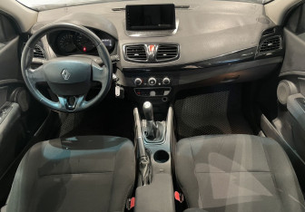 Подержанный автомобиль Renault Fluence 2010 года (10 фото)