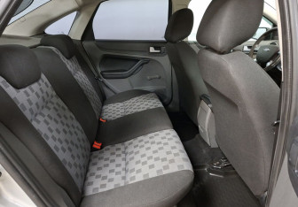 Подержанный автомобиль Ford Focus Sedan 2006 года (11 фото)