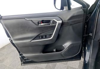 Подержанный автомобиль Toyota RAV4 2019 года (19 фото)