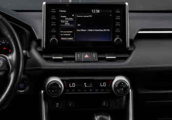 Подержанный автомобиль Toyota RAV4 2020 года (10 фото)