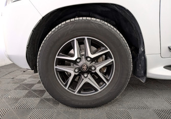 Подержанный автомобиль Toyota Land Cruiser Suv 2016 года (18 фото)