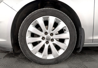 Подержанный автомобиль Opel Astra Sedan 2014 года (18 фото)