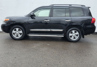 Подержанный автомобиль Toyota Land Cruiser Suv 2012 года (8 фото)