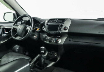 Подержанный автомобиль Toyota RAV4 2010 года (7 фото)