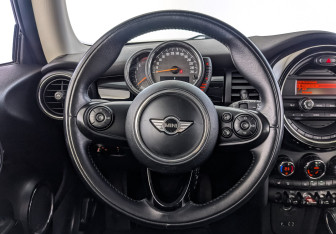 Подержанный автомобиль MINI Hatch 2016 года (21 фото)