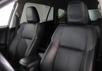 Подержанный автомобиль Toyota RAV4 2018 года (17 фото)