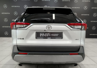 Подержанный автомобиль Toyota RAV4 2021 года (6 фото)