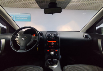 Подержанный автомобиль Nissan Qashqai 2009 года (13 фото)