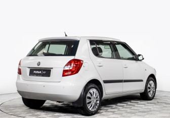 Подержанный автомобиль Skoda Fabia Hatchback 2010 года (5 фото)