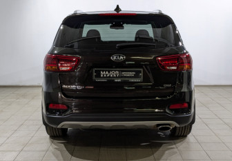 Подержанный автомобиль Kia Sorento 2018 года (16 фото)
