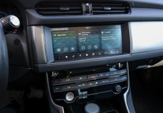 Подержанный автомобиль Jaguar XF Sedan 2018 года (19 фото)