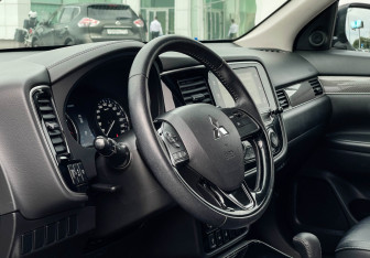 Подержанный автомобиль Mitsubishi Outlander 2020 года (13 фото)