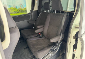 Подержанный автомобиль Toyota Voxy Minivan 2014 года (12 фото)