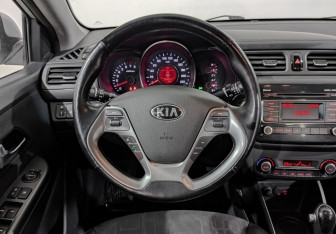 Подержанный автомобиль Kia Rio Sedan 2017 года (22 фото)