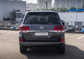 Подержанный автомобиль Toyota Land Cruiser Suv 2012 года (6 фото)