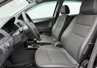 Подержанный автомобиль Opel Astra Hatchback 2008 года (10 фото)
