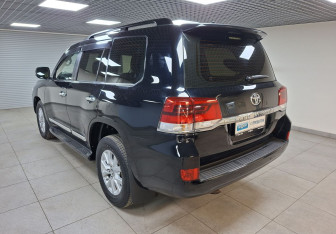 Подержанный автомобиль Toyota Land Cruiser Suv 2019 года (7 фото)