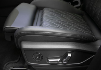 Подержанный автомобиль Audi Q5 2025 года (26 фото)