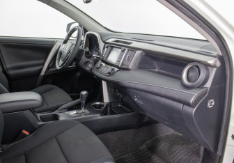 Подержанный автомобиль Toyota RAV4 2016 года (9 фото)